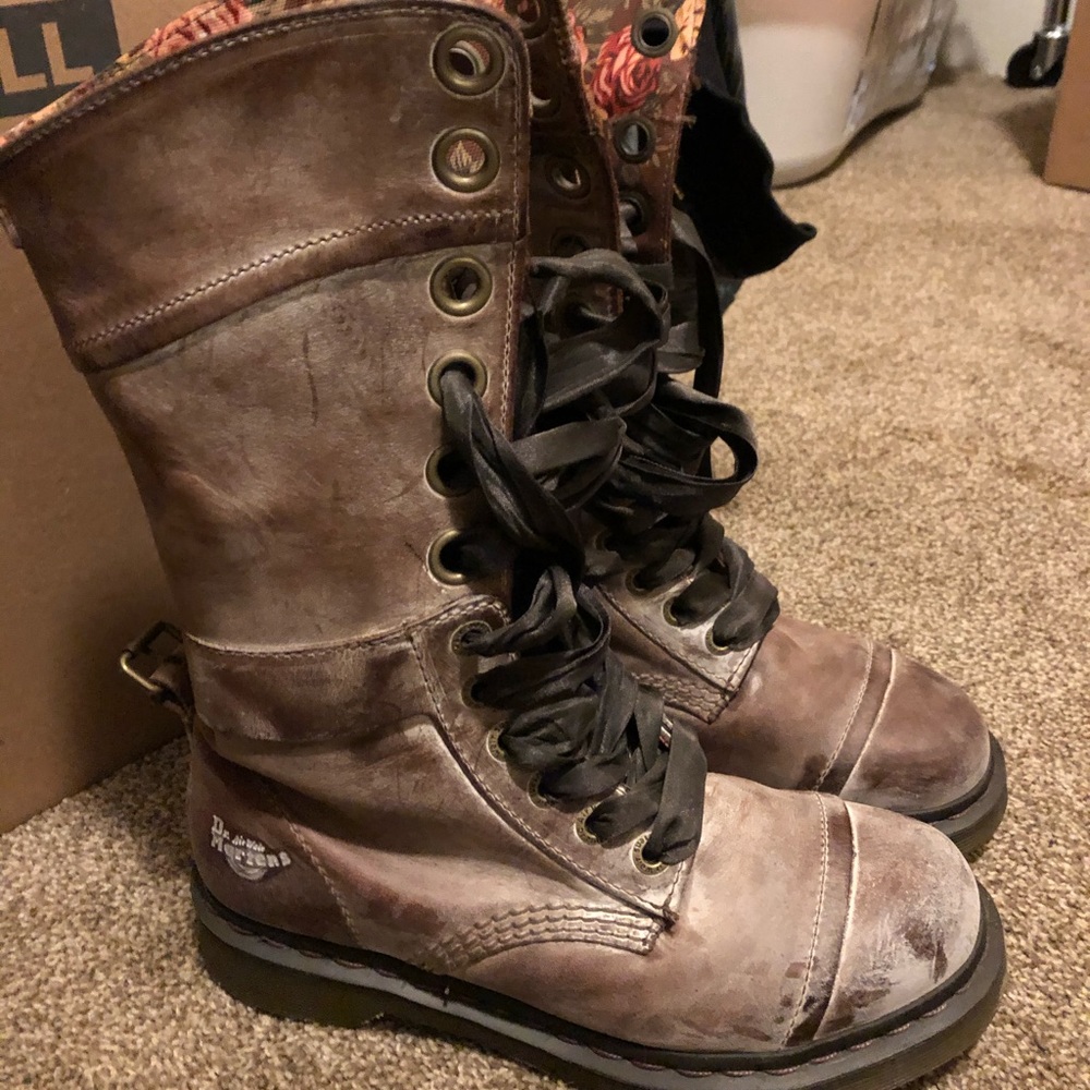 Doc martens triumph boot size 8